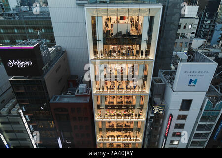 Ginza, Tokyo, Japan. Eine Außenansicht von Uniqlo Flagship Store beleuchten unter anderem Einzelhandel Gebäude, und es ist Ihre größte Outlet ich Japan. Stockfoto