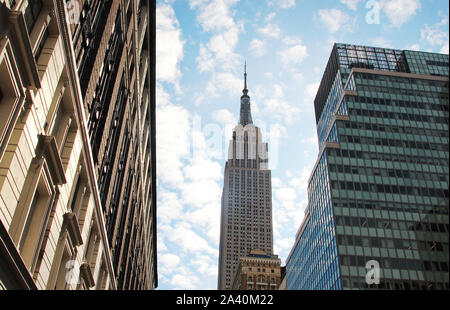 New York, USA. 10 Okt, 2019. Das Empire State Building (M) ist eine der ältesten von New York, dem höchsten und bekanntesten Wolkenkratzer - aber die Konkurrenz wird größer. Mit einer teuren Sanierung der Ausstellung und Aussichtsplattformen, das Gebäude ist jetzt zurück schlagen im Wettbewerb für die Besucher. Credit: Christina Horsten/dpa/Alamy leben Nachrichten Stockfoto