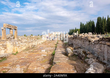 Türkei, 25.09.2019: Die latrine auf Kriegslisten des Frontinus Street, der Hauptstraße in die römische Stadt Hierapolis (heilige Stadt), antike Stadt in Hot Springs in c Stockfoto