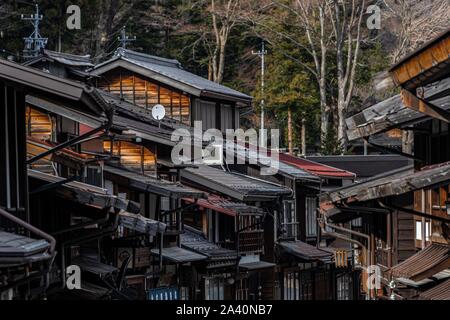 Altes, traditionelles Dorf auf der Straße, Central Mountain Nakasendo Route, Narai-juku, Kiso Tal, Nagano, Japan Stockfoto