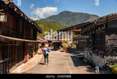 Wanderer auf der Nakasendo Pfad (ä'-å ±± é "Central Mountain Route), altes Dorf auf der Nakasendo Straße, traditionelle Häuser, Tsumago-juku, Kiso Tal Stockfoto