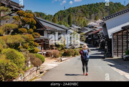 Wanderer auf der Nakasendo Pfad (ä'-å ±± é "Central Mountain Route), altes Dorf auf der Nakasendo Straße, traditionelle Häuser, Tsumago-juku, Kiso Tal Stockfoto