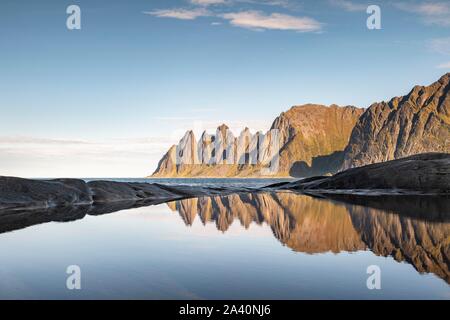 Berggipfel an Tungeneset in kleinen natürlichen Becken reflektiert, Devil's Zähne, Okshornan Gebirge, Insel Senja, Troms, Norwegen Stockfoto