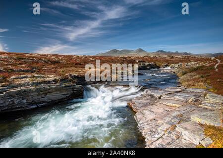 Fluss im Herbst Store Ula Rondane Nationalpark, Norwegen Stockfoto