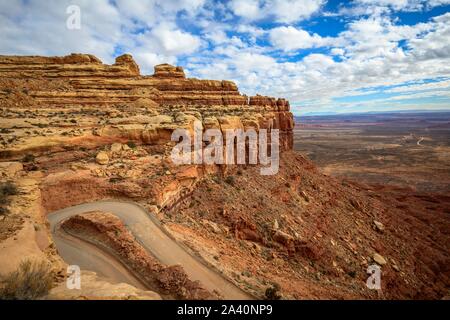 Moki Dugway führt in Serpentinen durch die Steilwand des Cedar Mesa, Blick auf das Tal der Götter, Bären Ohren National Monument, Utah State Stockfoto