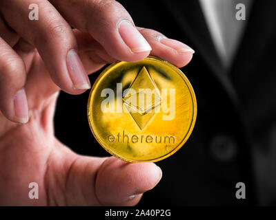 Closeup Geschäftsfrau, Gold des Astraleums Münze. Investoren Frau mit Gold des Astraleums Münze aus im Internet gefördert. Stockfoto