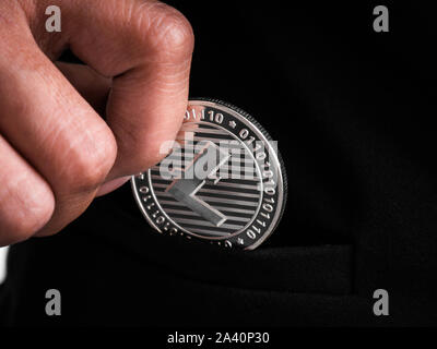 Silber litecoin wurde im schwarzen Anzug der Frau gelegt hatte im Internet ausgegraben. Stockfoto