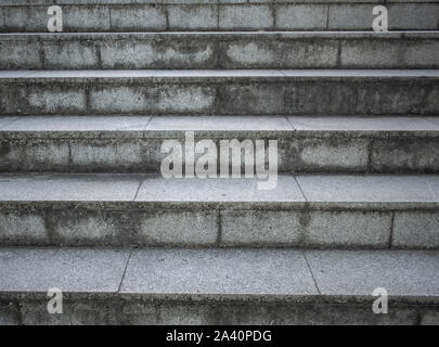 Grauer Granit Treppen, die ins Nichts Stockfoto