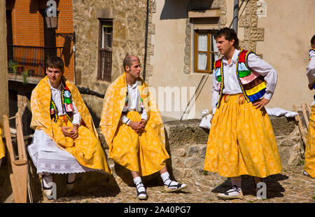 Fiesta tradicional Danza de los Zancos. Anguiano und La Rioja España Stockfoto