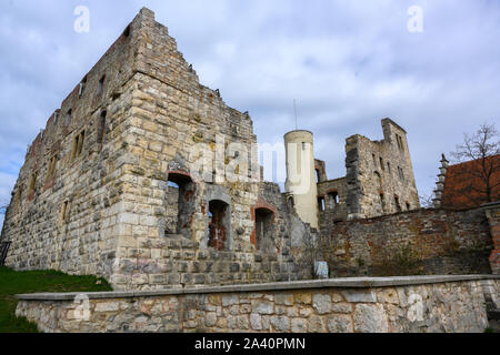 Schloss Hellenstein Ruine auf dem Hügel von Heidenheim an der Brenz in Süddeutschland vor einem blauen Himmel mit Wolken, kopieren Raum Stockfoto