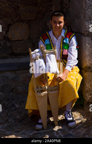 Fiesta tradicional Danza de los Zancos. Anguiano und La Rioja España Stockfoto