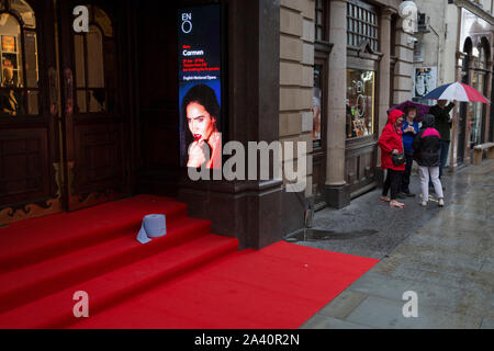 Ein Regen - getränkte Roten Teppich erwartet Massen sehen öffnung Nacht der English National Opera von Orpheus und Eurydike im Kolosseum auf St. Martin's Lane, am 1. Oktober 2019, in London, England. Stockfoto