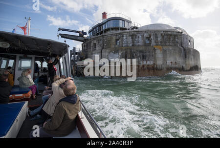 Gäste kommen mit dem Boot an Spitbank fort, die Teil des Solent Forts und steht zum Verkauf mit Colliers zusammen mit No Man's fort. Die beiden Forts sind ehemalige "Palmerston Forts' im 19. Jahrhundert gebaut und heute sind die beiden Luxushotels. Stockfoto