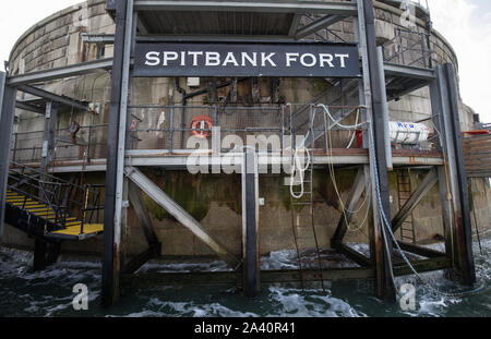 Allgemeine Ansicht des Spitbank fort, die Teil des Solent Forts und steht zum Verkauf mit Colliers zusammen mit No Man's fort. Die beiden Forts sind ehemalige "Palmerston Forts' im 19. Jahrhundert gebaut und heute sind die beiden Luxushotels. Stockfoto