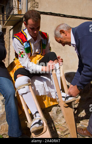 Fiesta tradicional Danza de los Zancos. Anguiano und La Rioja España Stockfoto