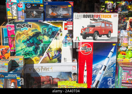 Spielzeug Fenster anzeigen kleine unabhängige traditionellen Toy Shop, Melksham, Wiltshire, England, Großbritannien Stockfoto