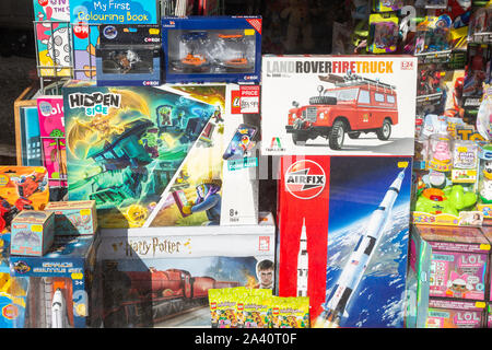 Spielzeug Fenster anzeigen kleine unabhängige traditionellen Toy Shop, Melksham, Wiltshire, England, Großbritannien Stockfoto