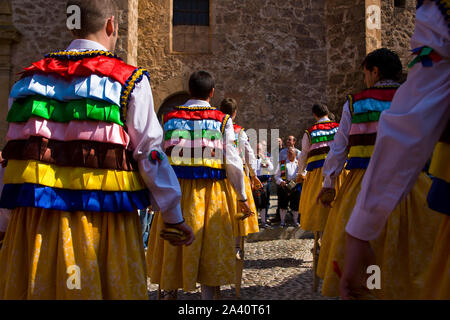 Fiesta tradicional Danza de los Zancos. Anguiano und La Rioja España Stockfoto