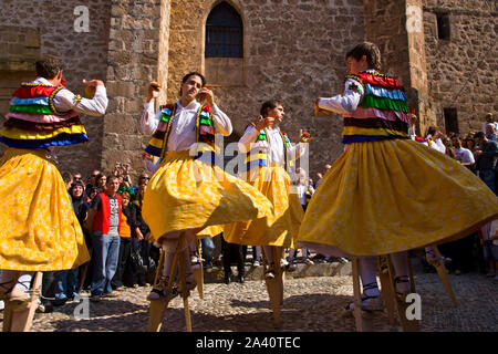 Fiesta tradicional Danza de los Zancos. Anguiano und La Rioja España Stockfoto