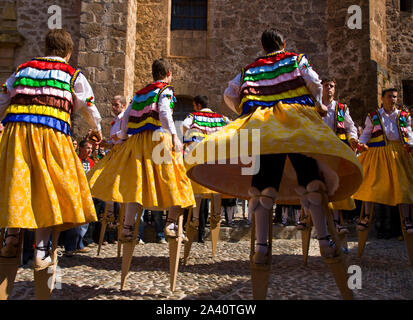 Fiesta tradicional Danza de los Zancos. Anguiano und La Rioja España Stockfoto