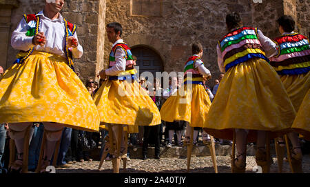 Fiesta tradicional Danza de los Zancos. Anguiano und La Rioja España Stockfoto