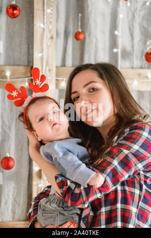 Weihnachten rote Hörner. Lustige baby Geweih tragen. Separat auf einem Weihnachten Hintergrund. positives neues Jahr Stockfoto