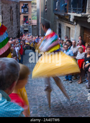 Fiesta tradicional Danza de los Zancos. Anguiano und La Rioja España Stockfoto