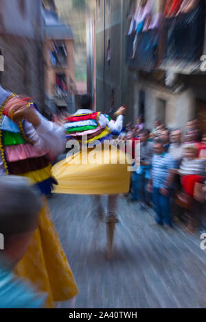 Fiesta tradicional Danza de los Zancos. Anguiano und La Rioja España Stockfoto