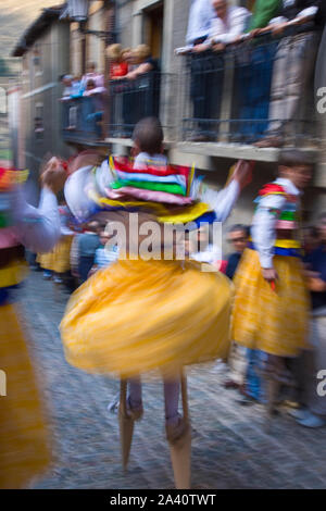 Fiesta tradicional Danza de los Zancos. Anguiano und La Rioja España Stockfoto