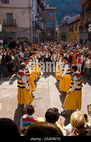 Fiesta tradicional Danza de los Zancos. Anguiano und La Rioja España Stockfoto