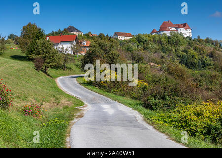 Weg zum Schloss Veliki Tabor in Kroatien Stockfoto