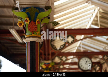 Dekorative Hauptstädte in Great Malvern Bahnhof Stockfoto