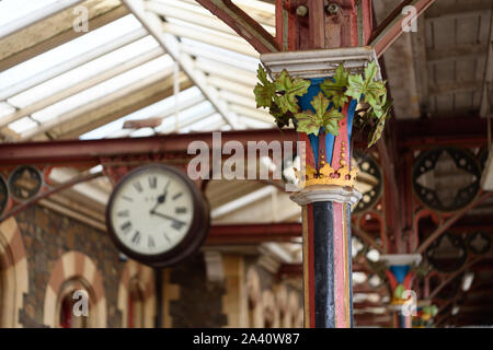 Dekorative Hauptstädte in Great Malvern Bahnhof Stockfoto