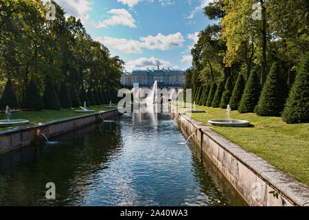 ST. PETERSBURG, Russland - 14. SEPTEMBER 2019: Der Park am Schloss Peterhof bei St. Petersburg, Russland Stockfoto