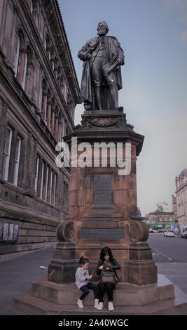 William Chambers - Lord Provost von Edinburgh 1865-69 außerhalb des National Museum. Stockfoto