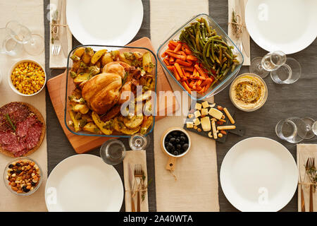 Hohe Betrachtungswinkel und der Truthahn Gemüse und andere Gerichte auf der schönen Tisch serviert. Stockfoto