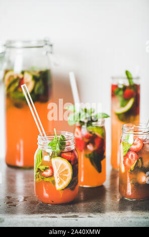Frische hausgemachte Erdbeere und Basilikum Limonade in Trinkbecher mit Strohhalm Stockfoto