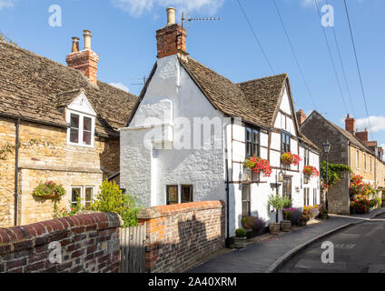 Historische Hütten und Häuser Kirche entfernt, Melksham, Wiltshire, England, Großbritannien Stockfoto