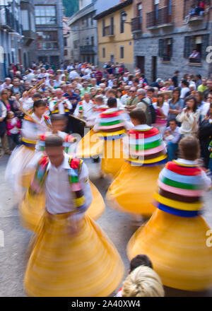 Fiesta tradicional Danza de los Zancos. Anguiano und La Rioja España Stockfoto