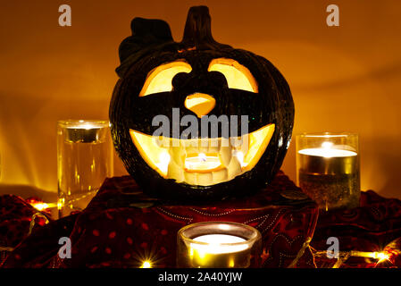 Halloween Kürbis, scary Jack O'Lantern auf orange Hintergrund Stockfoto