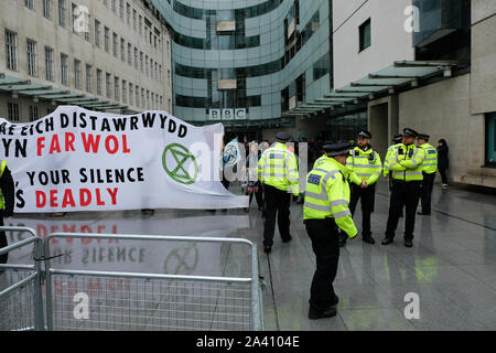 BBC, Portland Place, London, UK. 11 Okt, 2019. Aussterben Rebellion Demonstranten vor der BBC in London. Quelle: Matthew Chattle/Alamy leben Nachrichten Stockfoto