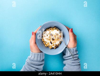 Hafer Müsli mit Beeren und Joghurt Stockfoto