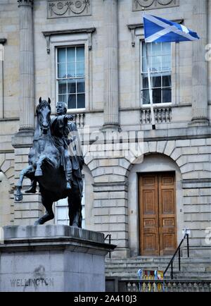 Der eiserne Herzog - Herzog von Wellington Statue auf der Princess Street außerhalb des schottischen Register Office unter der Saltire auf der Princess Street Edinburgh.. Stockfoto