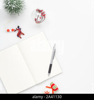 Weihnachten mockup Hintergrund mit Leerzeichen notebook, Christmas ornament Dekorationen auf weißer Tisch. Platz für Text. Ansicht von oben. Weihnachten zu tun Liste o Stockfoto