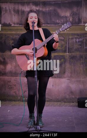 Eine junge Street Performer unterhält die Fringe Massen auf der Royal Mile von Edinburgh. Stockfoto