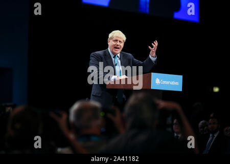 © Chris Bull. 02/11/19 Manchester, UK. Parteitag der Konservativen Partei 2019 an der Manchester Central. Premierminister Boris Johnson liefert seine Grundsatzrede am letzten Tag der Konferenz (heute Mittwoch, 2. Oktober 2019) Foto: CHRIS STIER Stockfoto