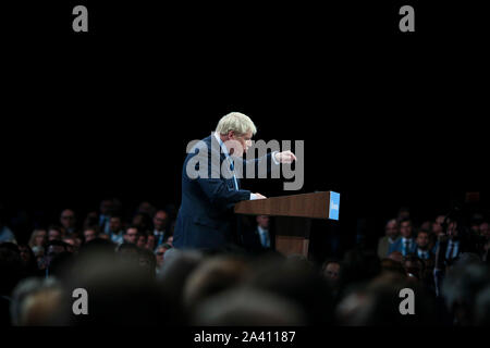 © Chris Bull. 02/11/19 Manchester, UK. Parteitag der Konservativen Partei 2019 an der Manchester Central. Premierminister Boris Johnson liefert seine Grundsatzrede am letzten Tag der Konferenz (heute Mittwoch, 2. Oktober 2019) Foto: CHRIS STIER Stockfoto