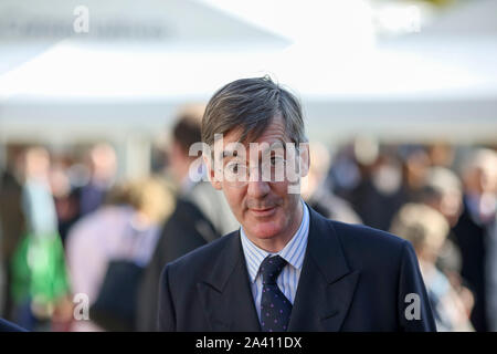 © Chris Bull. 02/11/19 Manchester, UK. Parteitag der Konservativen Partei 2019 an der Manchester Central. Jakob Rees-Mogg verlässt das Conference Center, nachdem Premierminister Boris Johnson seiner Rede am letzten Tag der Konferenz delivererd (heute Mittwoch, 2. Oktober 2019) Foto: CHRIS STIER Stockfoto