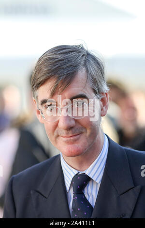 © Chris Bull. 02/11/19 Manchester, UK. Parteitag der Konservativen Partei 2019 an der Manchester Central. Jakob Rees-Mogg verlässt das Conference Center, nachdem Premierminister Boris Johnson seiner Rede am letzten Tag der Konferenz delivererd (heute Mittwoch, 2. Oktober 2019) Foto: CHRIS STIER Stockfoto