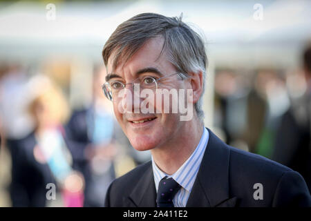 © Chris Bull. 02/11/19 Manchester, UK. Parteitag der Konservativen Partei 2019 an der Manchester Central. Jakob Rees-Mogg verlässt das Conference Center, nachdem Premierminister Boris Johnson seiner Rede am letzten Tag der Konferenz delivererd (heute Mittwoch, 2. Oktober 2019) Foto: CHRIS STIER Stockfoto